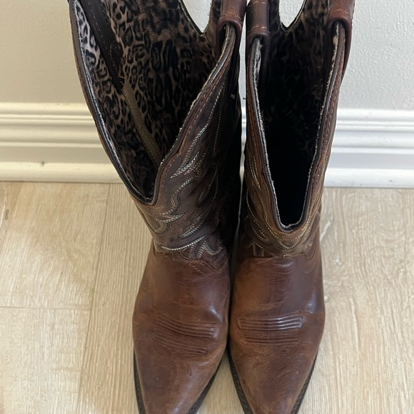 Laredo Brown Heeled Boots with Classic Western Design - Picture 2 of 7